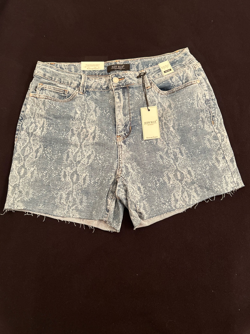 Judy Blue Women’s Cutoff Denim Shorts Light Wash Snake Print 1X Mid Rise